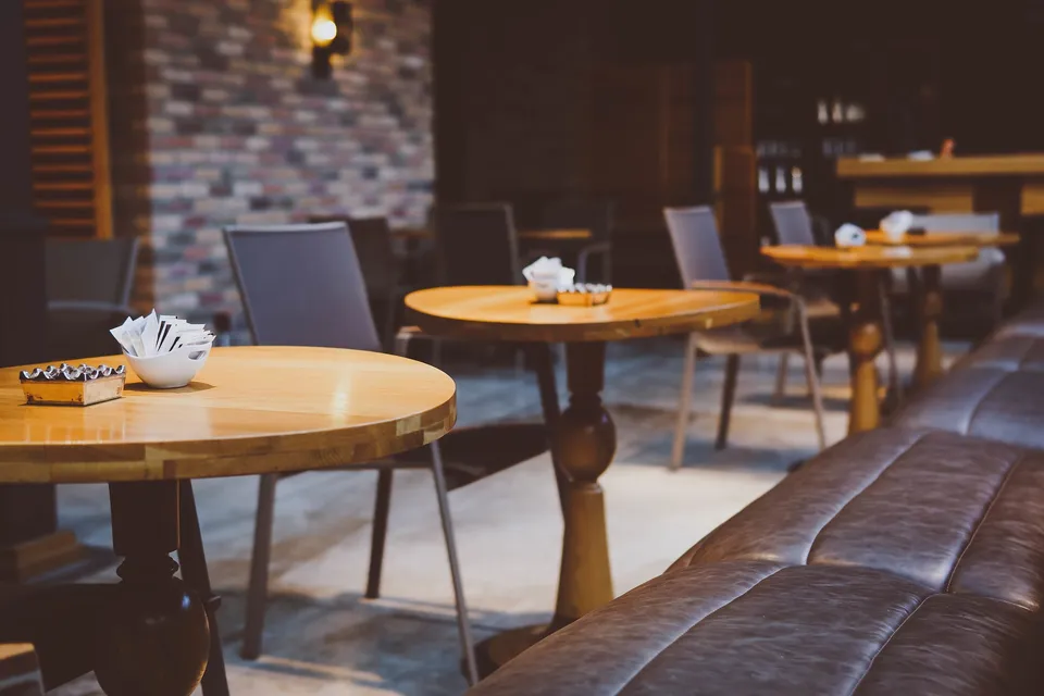 Gedekte tafeltjes in een café