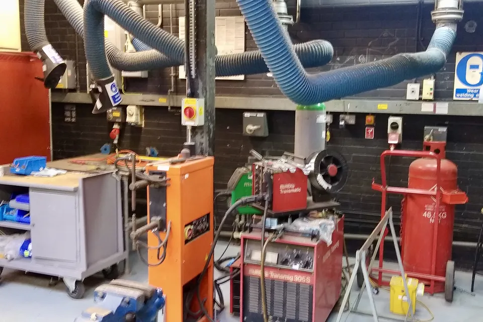 Metaalwerkplaats met machines en lasapparatuur