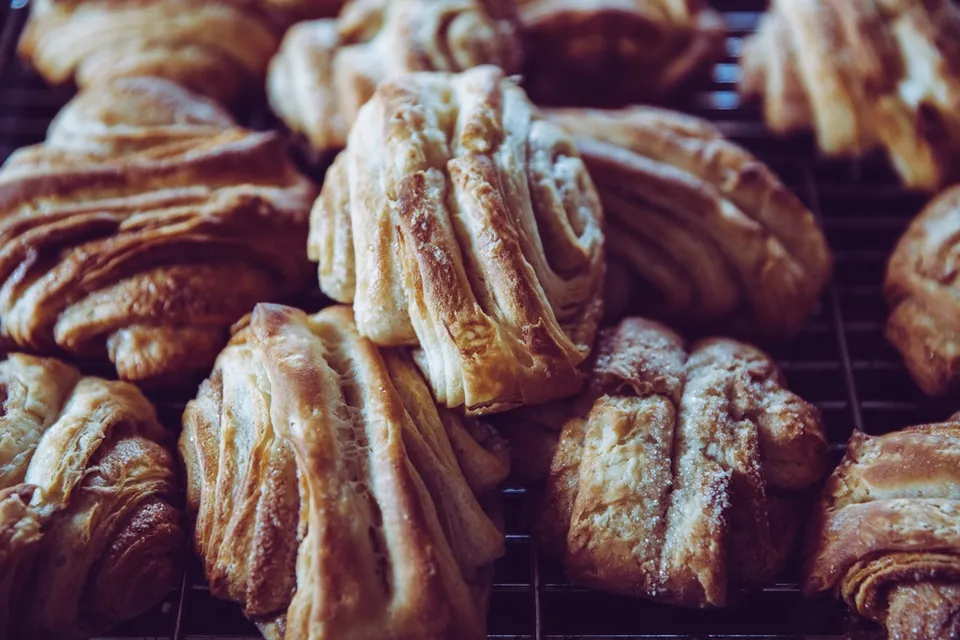Vers gebak in de vitrine van een bakkerij