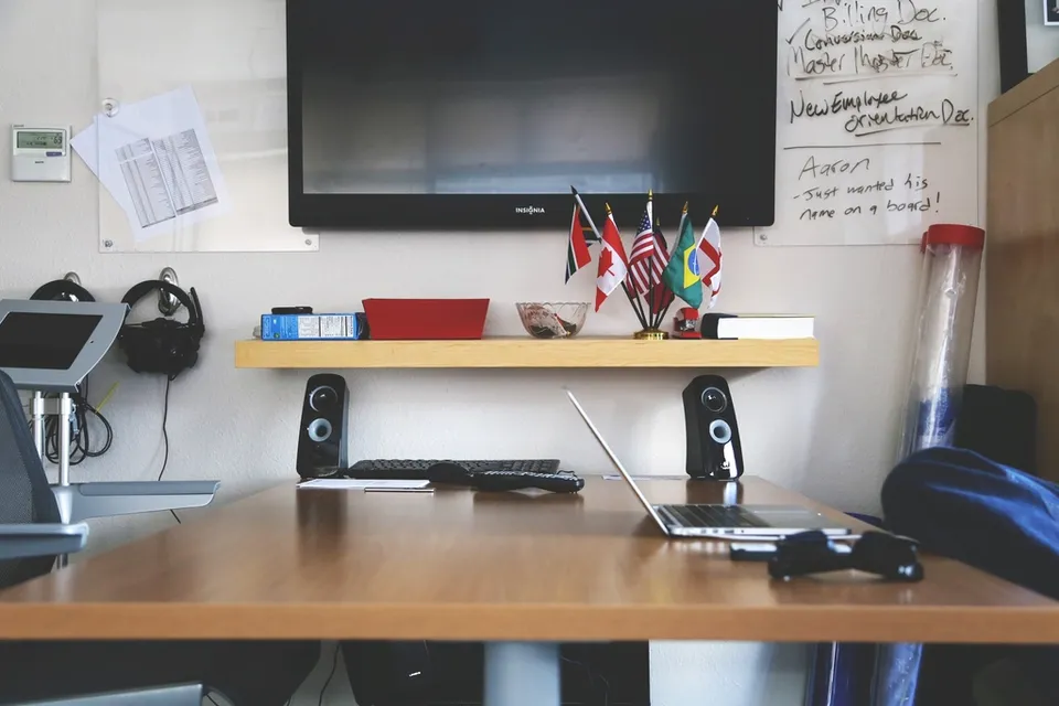 Zzp'er aan het werk achter een laptop